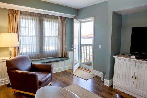 Suite con cama extragrande y sofá cama del hotel Watkins Glen Harbor. Foto 4