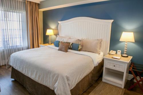 Suite con cama extragrande y sofá cama del hotel Watkins Glen Harbor. Foto 5