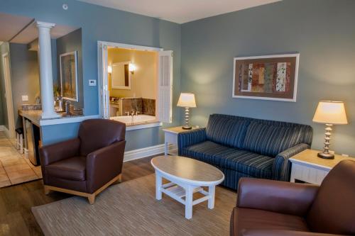 Suite con cama extragrande y sofá cama del hotel Watkins Glen Harbor. Foto 6