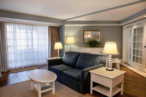 Suite Deluxe con cama extragrande y sofá cama del hotel Watkins Glen Harbor. Foto 6
