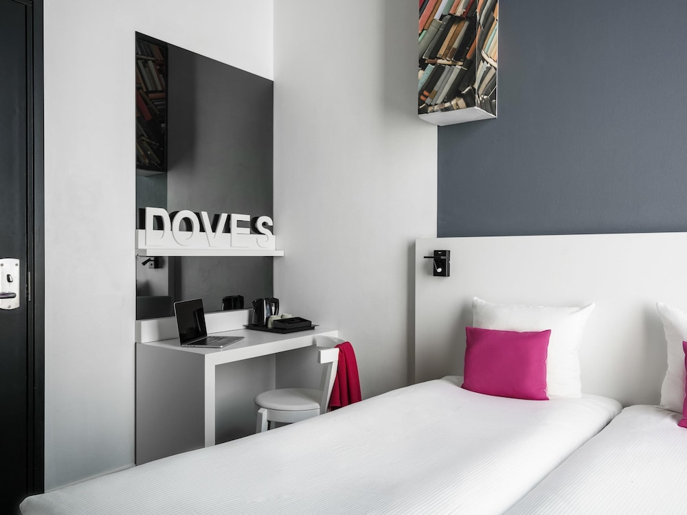 Habitación con 2 camas individuales del hotel Ibis Styles Amsterdam Amstel. Foto 2
