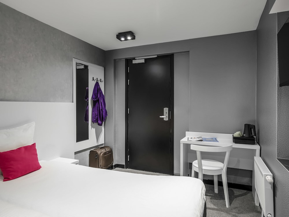 Habitación con dos camas individuales en sótano del hotel Ibis Styles Amsterdam Amstel. Foto 1