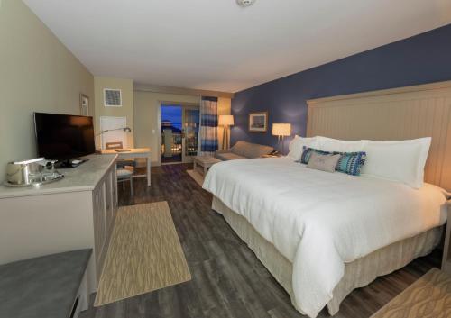 Habitación con cama extragrande y vistas al lago del hotel Chautauqua Harbor. Foto 4