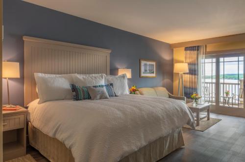 Habitación con cama extragrande y vistas al lago del hotel Chautauqua Harbor. Foto 5