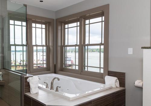 Suite con bañera de hidromasaje - Cama extragrande del hotel Chautauqua Harbor. Foto 4