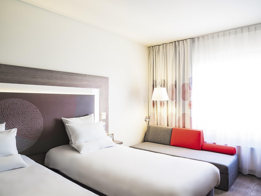 Habitación Ejecutiva con cama doble y sofá del hotel Novotel Katowice Centrum. Foto 3