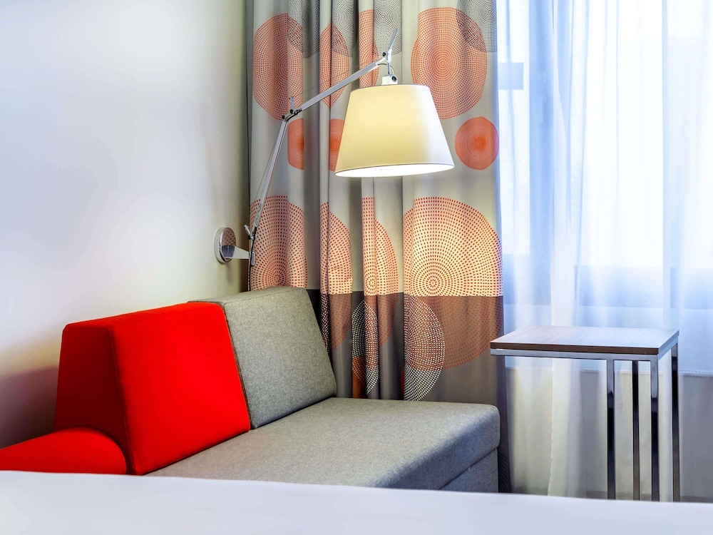 Habitación Ejecutiva con dos camas individuales y sofá del hotel Novotel Katowice Centrum