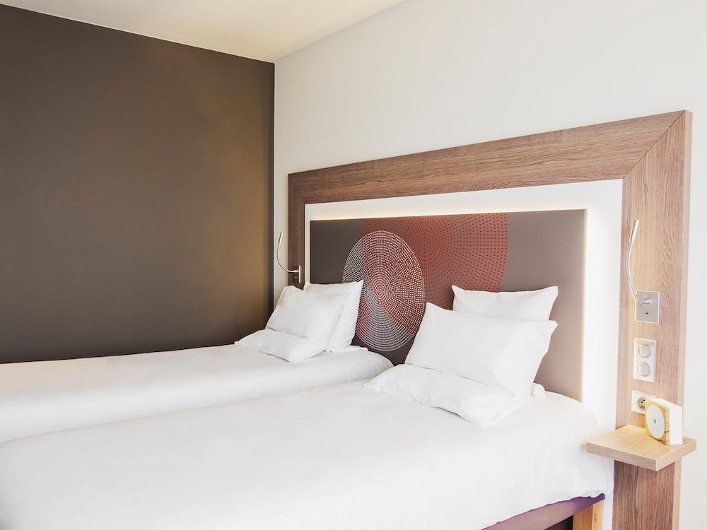 Habitación Ejecutiva con dos camas individuales y sofá del hotel Novotel Katowice Centrum. Foto 8