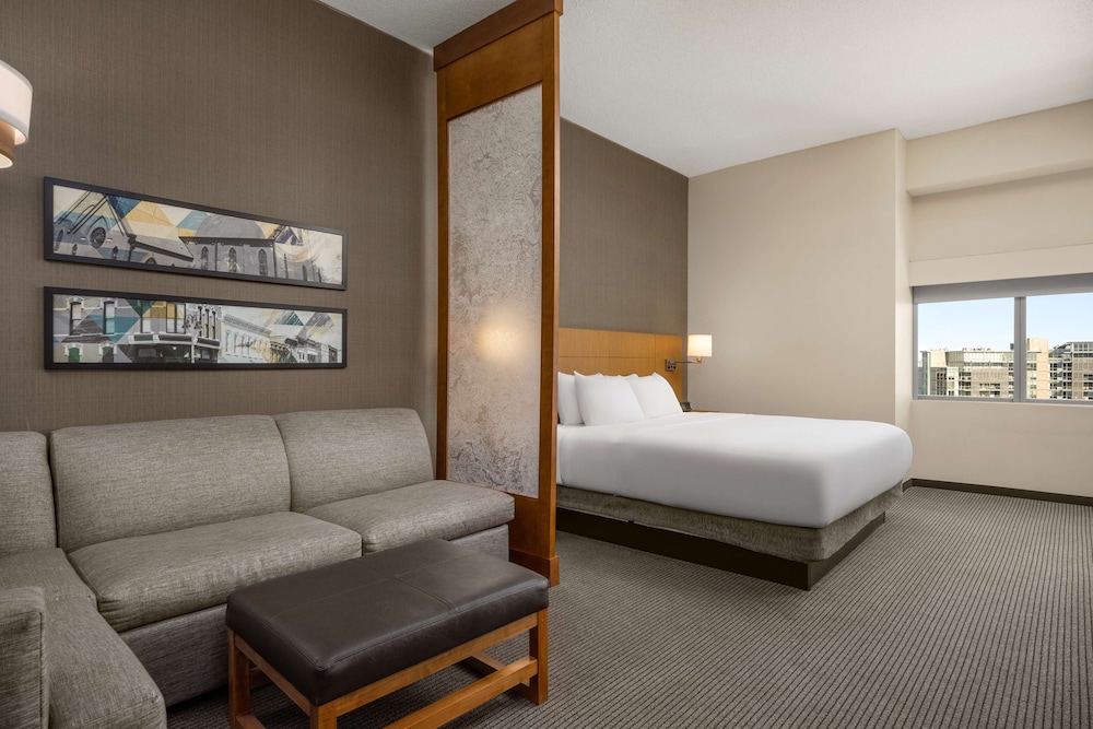 Habitación con cama king size en planta alta (con sofá - cama) del hotel Hyatt Place Iowa City Downtown. Foto 4
