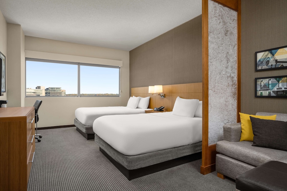 Habitación con dos camas queen size en planta alta (con sofá - cama) del hotel Hyatt Place Iowa City Downtown