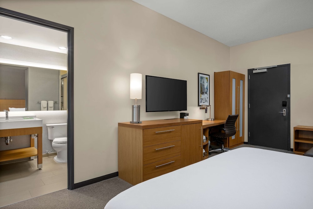 Habitación con cama king size del hotel Hyatt Place Iowa City Downtown. Foto 2
