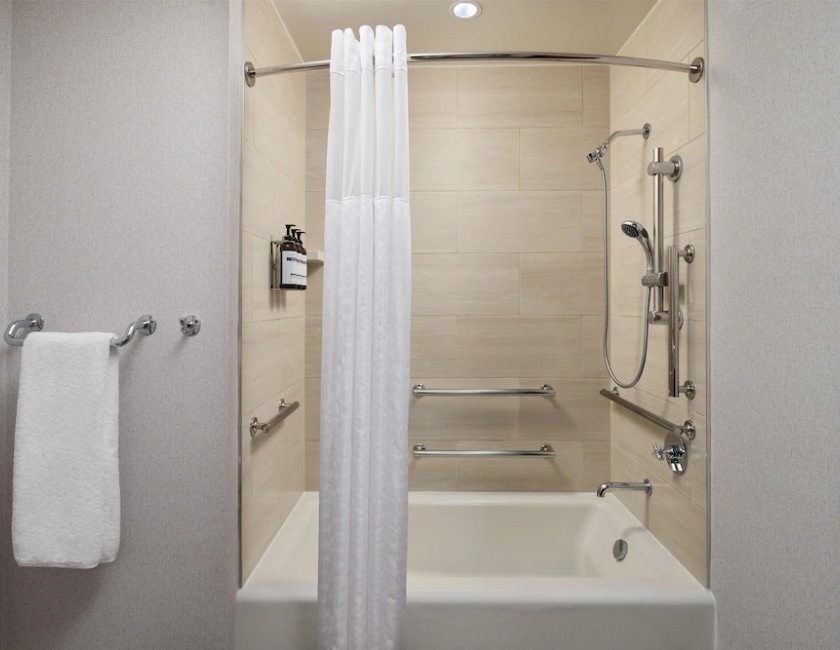 2 Camas Queen Accesibles con bañera del hotel Hyatt Regency Tysons Corner Center. Foto 6