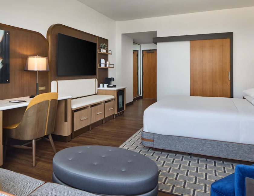 Esquina con 1 Cama King y Sofá Cama Deluxe del hotel Hyatt Regency Tysons Corner Center. Foto 4