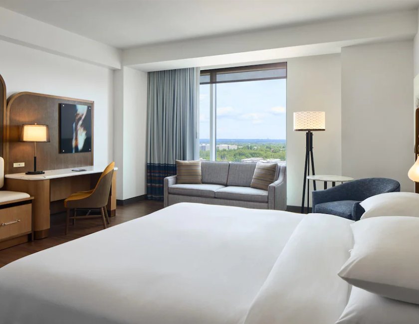 Esquina con 1 Cama King y Sofá Cama Deluxe del hotel Hyatt Regency Tysons Corner Center. Foto 6