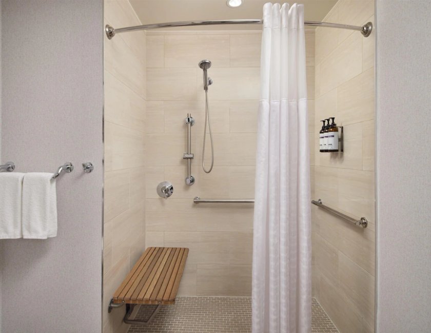 1 Cama King Accesible con Ducha del hotel Hyatt Regency Tysons Corner Center. Foto 6
