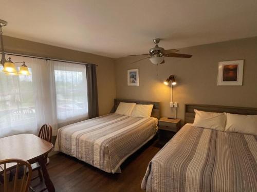 Room with Two Double Beds and Mountain View del hotel Hill View And Cottages. Foto 3