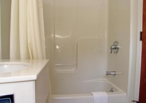 Habitación Doble Estándar del hotel Potsdam Inn. Foto 4