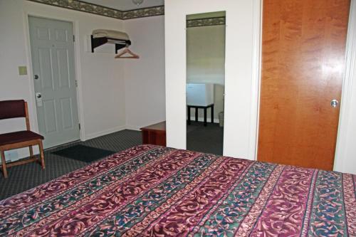 Habitación doble 1 Cama king del hotel Potsdam Inn. Foto 3