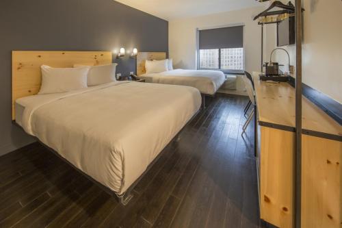 Habitación con 2 camas grandes del hotel Bklyn House. Foto 1