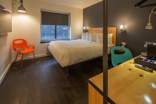 Habitación con cama grande - Planta alta del hotel Bklyn House. Foto 2