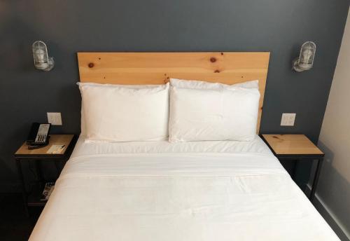 Habitación con cama grande - Planta alta del hotel Bklyn House. Foto 3