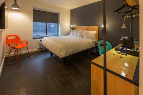 Habitación con cama grande - Planta alta del hotel Bklyn House. Foto 4