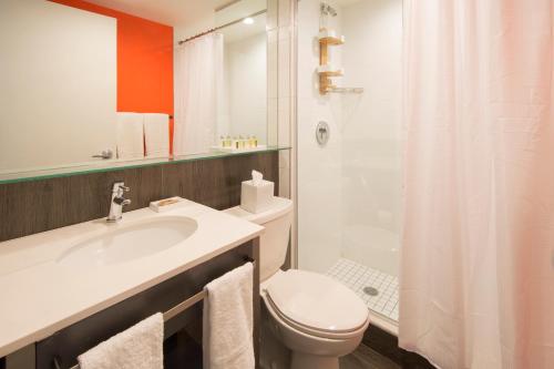 Habitación adaptada para personas con movilidad reducida - Cama grande del hotel Bklyn House. Foto 2