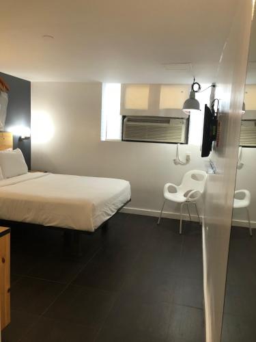 Habitación adaptada para personas con movilidad reducida - Cama grande del hotel Bklyn House. Foto 6