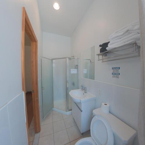 Habitación Cuádruple Deluxe con baño privado del hotel U.s. Pacific. Foto 3