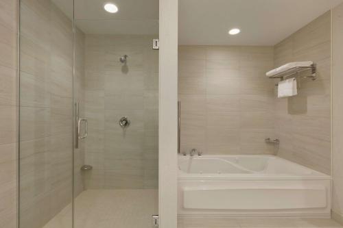 Suite de 1 dormitorio - 1 cama extragrande del hotel Hilton Garden Inn Rochester University. Foto 2