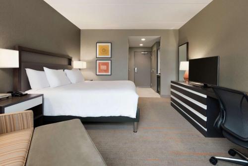 Habitación con cama extragrande - Adaptada para personas con discapacidad auditiva del hotel Hilton Garden Inn Rochester University. Foto 1