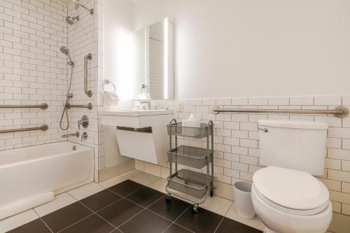 Estudio accesible con cama extragrande (recepción abierta las 24 horas) del hotel Mint House at 70 Pine. Foto 8