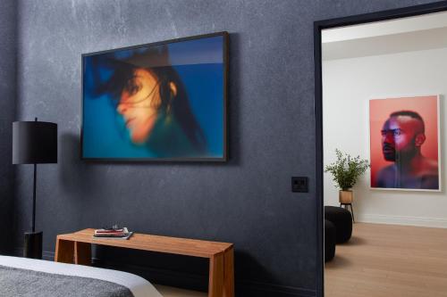 Habitación accesible de un dormitorio con cama extragrande (recepción abierta las 24 horas) del hotel Mint House at 70 Pine. Foto 9