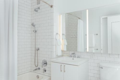 Un dormitorio con cama extragrande (recepción abierta las 24 horas) del hotel Mint House at 70 Pine