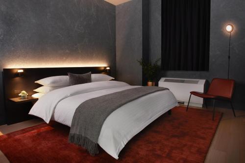 Un dormitorio con cama extragrande (recepción abierta las 24 horas) del hotel Mint House at 70 Pine. Foto 6