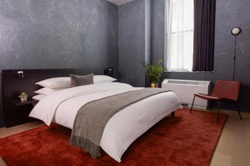 Un dormitorio con cama extragrande (recepción abierta las 24 horas) del hotel Mint House at 70 Pine. Foto 7