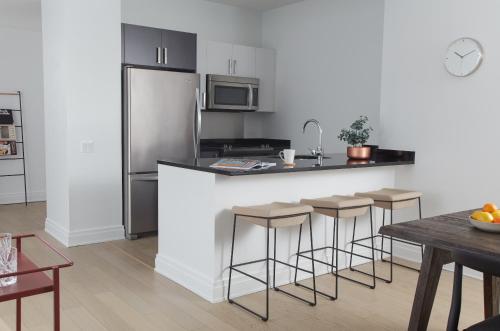 Un dormitorio con cama extragrande (recepción abierta las 24 horas) del hotel Mint House at 70 Pine. Foto 11