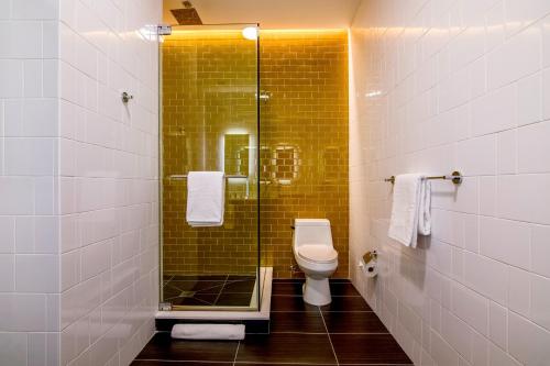 Habitación con cama grande (recepción abierta las 24 horas) del hotel Mint House at 70 Pine. Foto 2