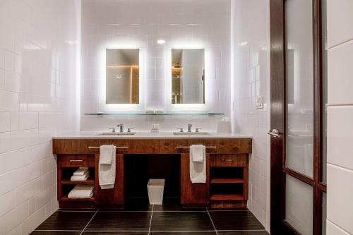 Habitación con cama grande (recepción abierta las 24 horas) del hotel Mint House at 70 Pine. Foto 3