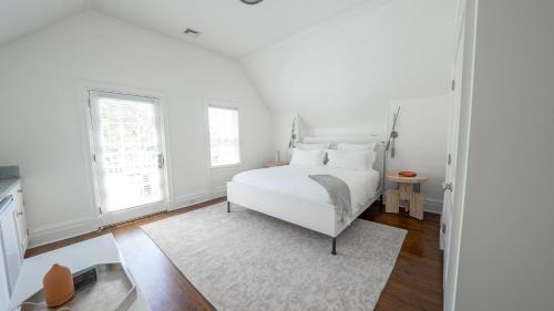 Suite con cama grande y balcón del hotel East Hampton Point And Marina