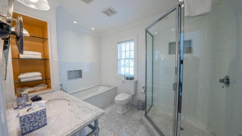 Suite con cama grande y balcón del hotel East Hampton Point And Marina. Foto 4