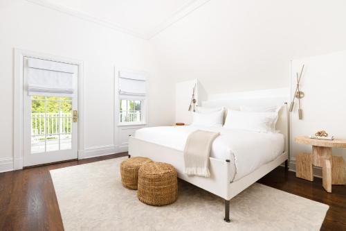 Suite con cama grande y balcón del hotel East Hampton Point And Marina. Foto 8