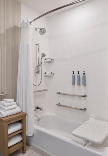 Waterfront Queen Room with Two Queen Beds - Hearing Accessible del hotel Courtyard By Marriott Albany Troy/waterfront. Foto 1