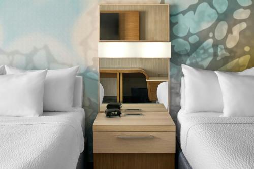 Waterfront Queen Room with Two Queen Beds - Hearing Accessible del hotel Courtyard By Marriott Albany Troy/waterfront. Foto 3