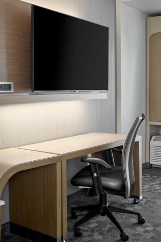 Waterfront Queen Room with Two Queen Beds - Hearing Accessible del hotel Courtyard By Marriott Albany Troy/waterfront. Foto 5