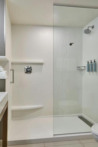 King Room with River View and Sofa Bed del hotel Courtyard By Marriott Albany Troy/waterfront. Foto 4