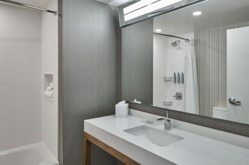 King Room with River View and Sofa Bed del hotel Courtyard By Marriott Albany Troy/waterfront. Foto 5