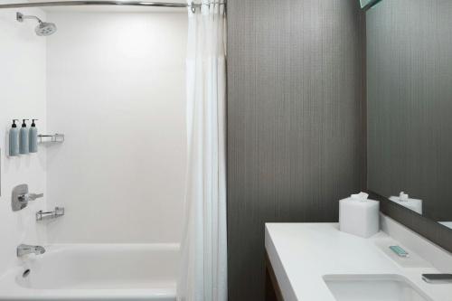 King Room with River View and Sofa Bed del hotel Courtyard By Marriott Albany Troy/waterfront. Foto 6