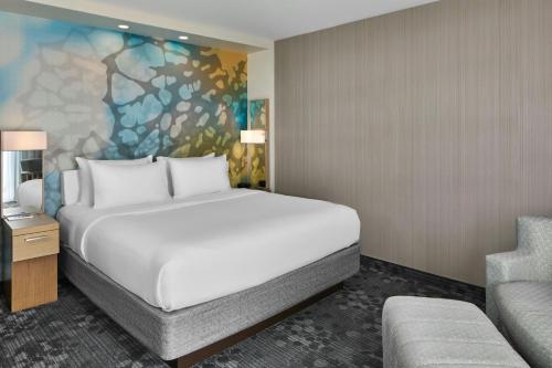 Habitación con cama extragrande y sofá cama - Adaptada para personas con discapacidad auditiva del hotel Courtyard By Marriott Albany Troy/waterfront