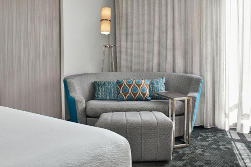 Habitación con cama extragrande y sofá cama - Adaptada para personas con discapacidad auditiva del hotel Courtyard By Marriott Albany Troy/waterfront. Foto 1